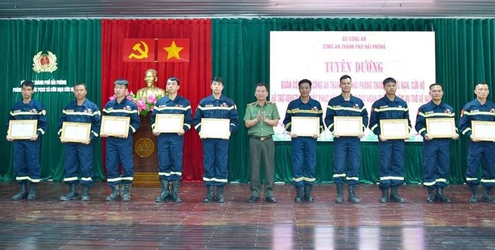 Dịp này, Bộ trưởng Bộ Công an cũng trao bằng khen cho 10 cán bộ, chiến sĩ của Phòng PC07 trực tiếp tham gia nhiệm vụ cứu nạn, cứu hộ tại Venezuela. Ảnh HP