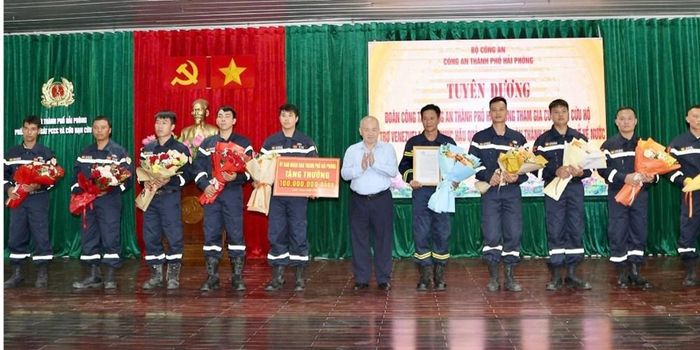 10 cán bộ, chiến sĩ được vinh danh vì hoàn thành xuất sắc nhiệm vụ. Ảnh HP