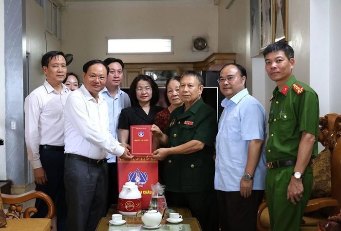 Đoàn công tác thăm hỏi, tặng quà gia đình ông Nguyễn Xuân Mai