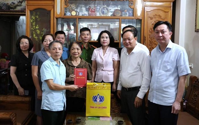 Ông Lê Minh Ngân và đoàn công tác thăm hỏi, tặng quà gia đình ông Vũ Đăng Mạc