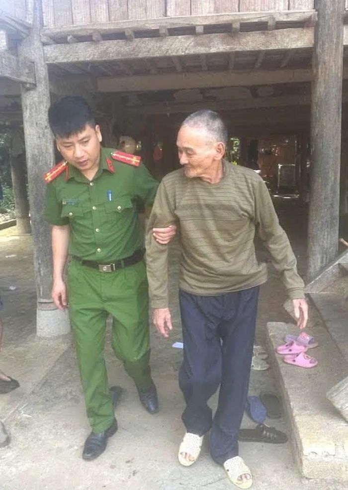 Hình ảnh cán bộ, chiến sĩ Công an xã Văn Bàn ân cần hỗ trợ đón đưa và chăm lo từng phần ăn cho thân nhân liệt sĩ hôm nay chính là minh chứng sống động cho phẩm chất "vì nước quên thân, vì dân phục vụ", góp phần tô thắm thêm truyền thống cao đẹp của lực lượng Công an nhân dân