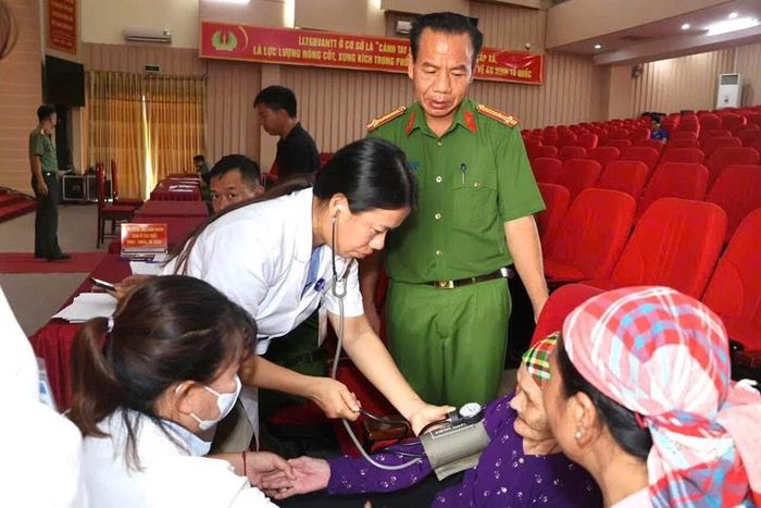 Trên hành trình tri ân những người đã hi sinh vì độc lập, tự do của dân tộc, những người chiến sĩ Công an nhân dân vẫn đang lặng thầm cống hiến bằng tinh thần trách nhiệm, sự tận tụy và một trái tim đầy nghĩa tình.