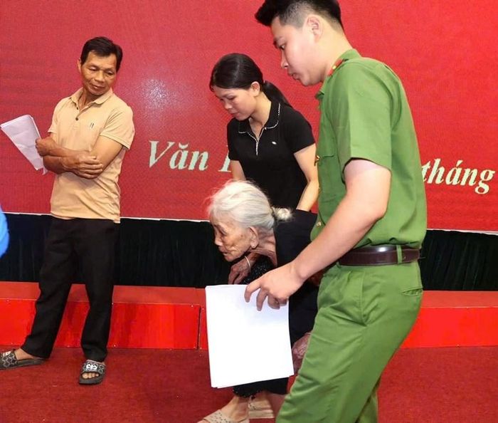 Thấu hiểu những tình cảm thiêng liêng và hoàn cảnh của các gia đình, Công an xã Văn Bàn đã chủ động bố trí cán bộ đến tận nhà đón các thân nhân. Có những cụ già được chiến sĩ dìu đi từng bước, có trường hợp sức khỏe quá yếu được hỗ trợ chuyển lên xe chuyên dụng của Công an xã để đưa đến địa điểm lấy mẫu