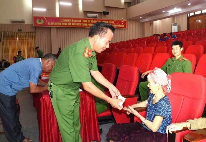 Những hộp sữa, những phần ăn nhẹ được chuẩn bị chu đáo thể hiện sự sẻ chia, tri ân và trách nhiệm của người chiến sĩ Công an nhân dân đối với các gia đình có công với cách mạng