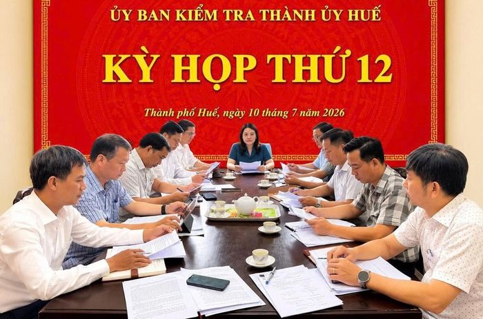 Bà Hồ Thị Thu Hằng, Chủ nhiệm Ủy ban Kiểm tra Thành ủy Huế chủ trì cuộc họp. Ảnh: Thành ủy Huế