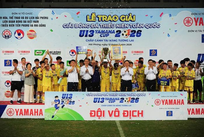 Phó Trưởng Ban Tuyên giáo và Dân vận Trung ương Trần Thanh Lâm và Ban tổ chức giải trao thưởng cho đội vô địch