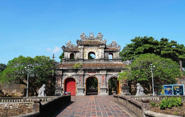 Trên đỉnh cửa Hiển Nhơn, Đại Nội Huế có nhiều linh vật rồng tinh xảo, biểu trưng quyền lực tối cao và sự thịnh vượng. Ảnh: Nguyên Lý - TTXVN
