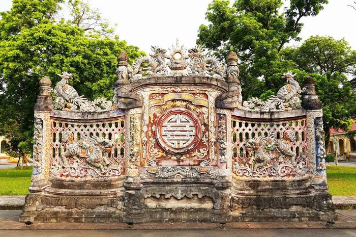 Trên bình phong ở Di tích Cơ Mật Viện trong Kinh thành Huế có bộ tứ linh gồm: Long (rồng) - lân (kỳ lân) - quy (rùa) - phụng (chim phượng). Ảnh: Nguyên Lý - TTXVN
