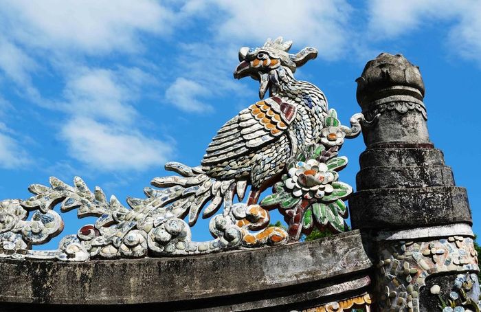 Linh vật chim phượng (phụng) tinh xảo trên di sản Huế, biểu trưng cho sự cao quý và vẻ đẹp. Ảnh: Nguyên Lý - TTXVN
