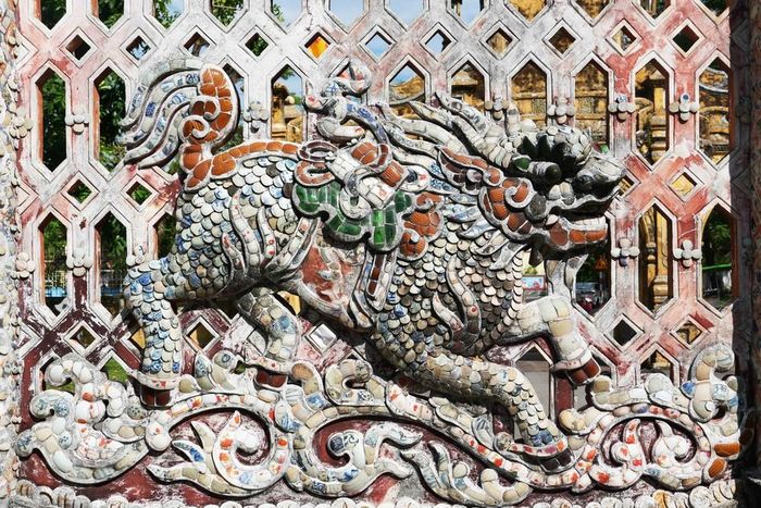 Linh vật lân (kỳ lân) tinh xảo trên di sản Huế, là biểu trưng của thái bình, trí tuệ và điềm lành. Ảnh: Nguyên Lý - TTXVN