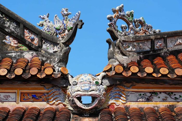 Máng xối nước mưa hình đầu cá tinh xảo trên mái cung Diên Thọ, Đại Nội Huế. Ảnh: Nguyên Lý - TTXVN