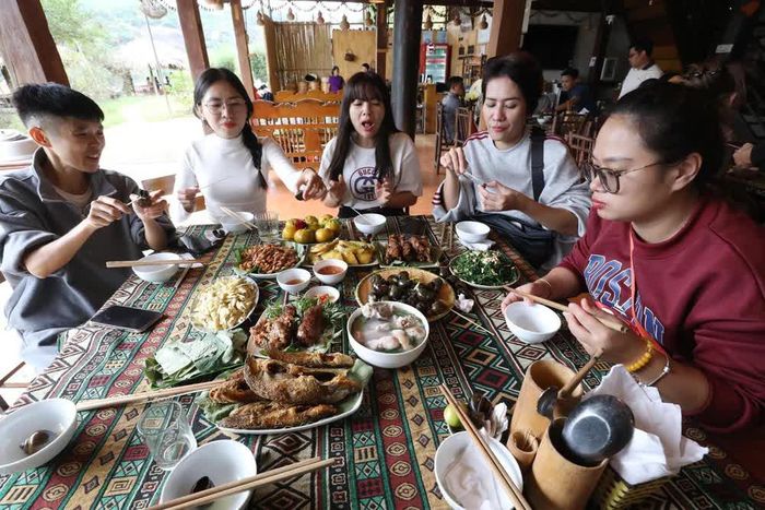 Du khách thưởng thức ẩm thực tại Làng du lịch cộng đồng xã Hữu Liên (Lạng Sơn). Ảnh: Anh Tuấn - TTXVN