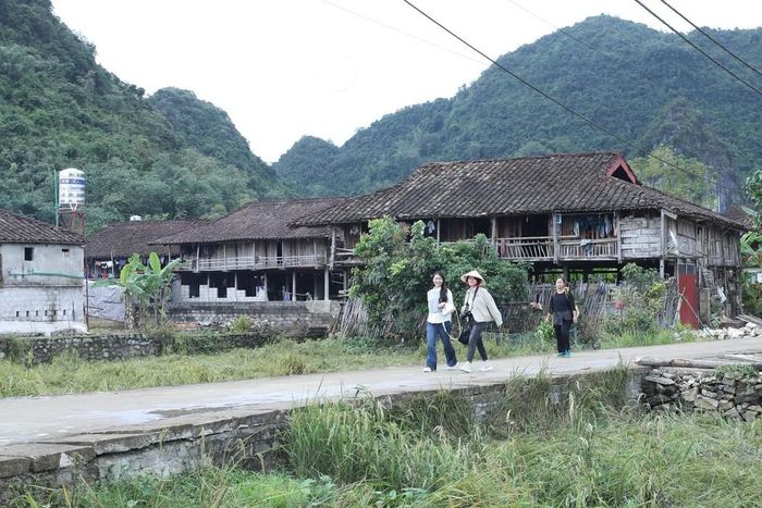 Du khách thăm Làng văn hóa du lịch cộng đồng Quỳnh Sơn, xã Bắc Sơn, tỉnh Lạng Sơn. Ảnh: Anh Tuấn - TTXVN