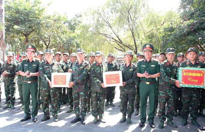 Thượng tướng Nguyễn Văn Gấu cùng lãnh đạo Quân khu 5 kiểm tra, động viên lực lượng làm nhiệm vụ tìm kiếm, quy tập hài cốt liệt sĩ tỉnh Quảng Ngãi - Ảnh: VGP