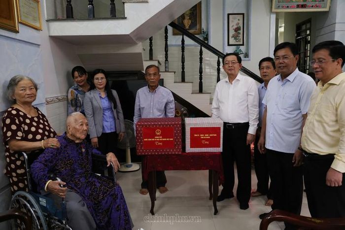 Phó Thủ tướng Hồ Quốc Dũng tặng quà Mẹ Việt Nam Anh hùng Trần Thị Thu - Ảnh: VGP/Gia Huy