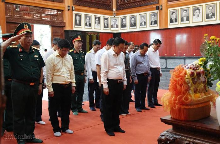 Phó Thủ tướng Hồ Quốc Dũng và đoàn công tác dâng hương tưởng niệm các Anh hùng liệt sĩ tỉnh An Giang - Ảnh: VGP/Gia Huy
