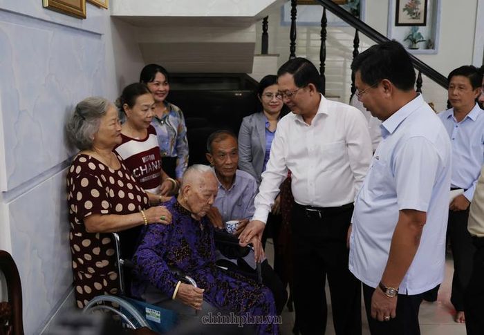 Phó Thủ tướng Hồ Quốc Dũng đến thăm Mẹ Việt Nam Anh hùng Trần Thị Thu - Ảnh: VGP/Gia Huy