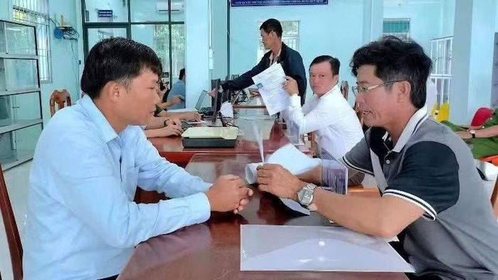 Cán bộ xã Đất Mũi (Cà Mau) hướng dẫn người dân thực hiện các thủ tục hành chính.