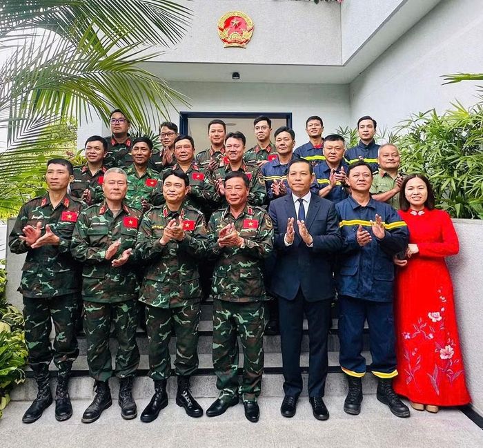 Đoàn công tác đến thăm và chụp ảnh kỷ niệm với cán bộ Đại sứ quán Việt Nam tại Venezuela.