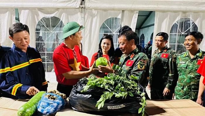 Đại sứ Vũ Trung Mỹ và cán bộ Đại sứ quán đã đến thăm hỏi, tặng rau xanh cho Đoàn công tác. (Ảnh: Đại sứ quán Việt Nam tại Venezuela cung cấp)