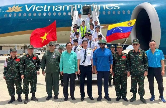 Trưa 30/6, chuyến chuyên cơ thứ hai chuyển giao viện trợ nhân đạo của Việt Nam đã hạ cánh tại sân bay quốc tế Simon Bolivar, Maiquetira, bang La Guaira, Venezuela. (Ảnh: Đại sứ quán Việt Nam tại Venezuela cung cấp)
