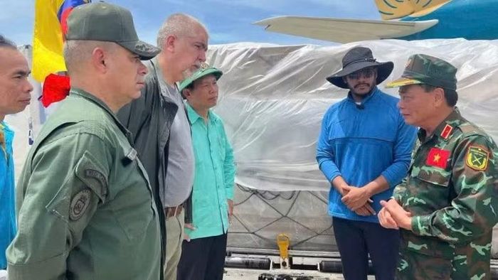 Ngay sau khi thảm họa động đất kép xảy ra tại Venezuela, Việt Nam nhanh chóng cử lực lượng tinh nhuệ cùng hàng cứu trợ, tiền viện trợ khẩn cấp đến với Venezuela. (Ảnh: Đại sứ quán Việt Nam tại Venezuela cung cấp)