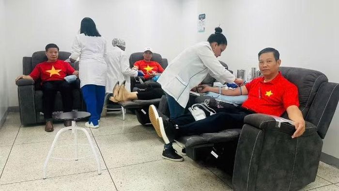 Cán bộ và nhân viên Đại sứ quán Việt Nam đã tham gia hiến máu nhân đạo. (Ảnh: Đại sứ quán Việt Nam tại Venezuela cung cấp)