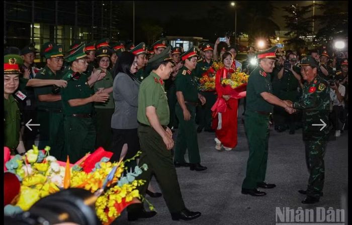 Các đồng chí lãnh đạo Bộ Quốc phòng và Bộ Công an cùng đại diện các đơn vị chúc mừng Đoàn công tác cứu nạn, cứu hộ Việt Nam đã hoàn thành xuất sắc nhiệm vụ, trở về nước an toàn.(Ảnh: Bảo Long)