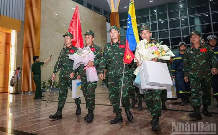 Đêm 10/7, 124 thành viên của Đoàn cứu nạn, cứu hộ Việt Nam gồm lực lượng Quân đội và Công an đã về đến sân bay quốc tế Nội Bài, hoàn thành xuất sắc nhiệm vụ được giao tại Venezuela.(Ảnh: Bảo Long)