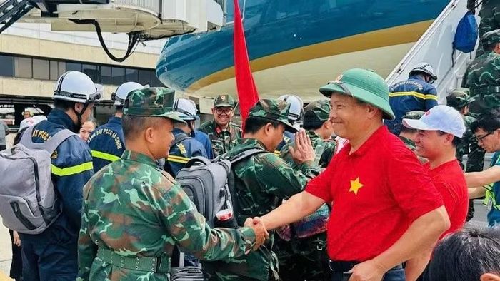 Đại sứ Vũ Trung Mỹ tiễn Đoàn cứu nạn, cứu hộ Việt Nam lên đường về nước. (Ảnh: Đại sứ quán Việt Nam tại Venezuela cung cấp)
