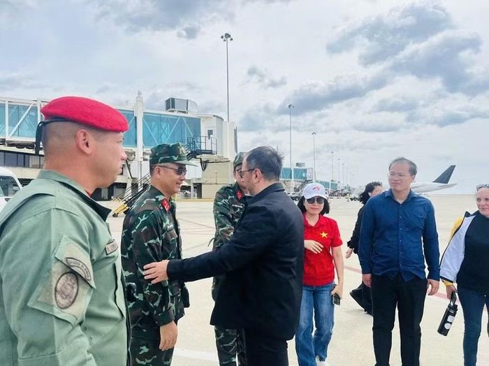 Bộ trưởng Ngoại giao Venezuela Yvan Gil Pinto, đã ra cầu thang máy bay tiễn đoàn công tác cứu hộ, cứu nạn của Việt Nam lên đường về nước tại sân bay quốc tế Simón Bolívar, thủ đô Caracas. (Ảnh: Đại sứ quán Việt Nam tại Venezuela cung cấp)