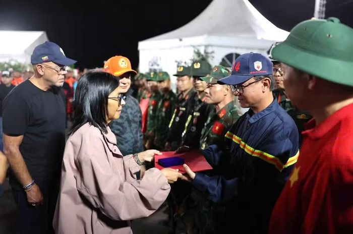 Tối 3/7 (giờ địa phương), Tổng thống lâm thời Venezuela Delcy Rodríguez đã đến thăm hỏi, động viên và trao thư cảm ơn đoàn Việt Nam. (Ảnh: Đại sứ quán Việt Nam tại Venezuela cung cấp)