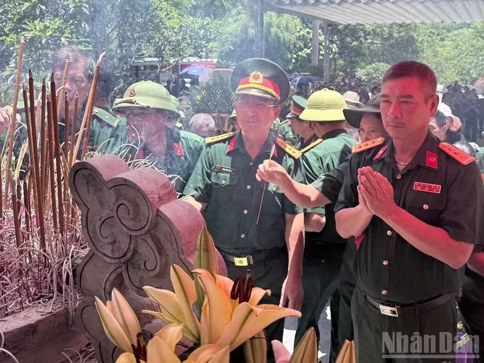 Cựu chiến binh Trịnh Xuân Hùng thành kính dâng hương tại Nghĩa trang Liệt sĩ quốc gia Vị Xuyên.