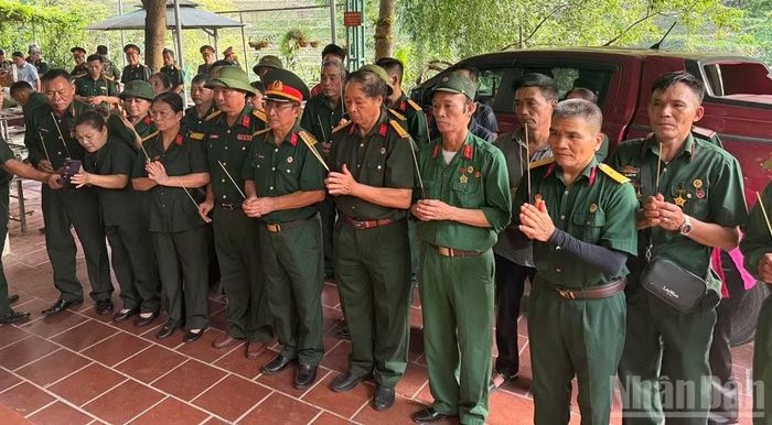 Các cựu chiến binh thắp hương thành kính tưởng nhớ Anh hùng liệt sĩ hy sinh tại mặt trận Vị Xuyên.