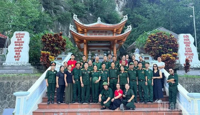 Đoàn cựu chiến binh tỉnh Lào Cai tri ân các Anh hùng liệt sĩ tại Làng Pinh.
