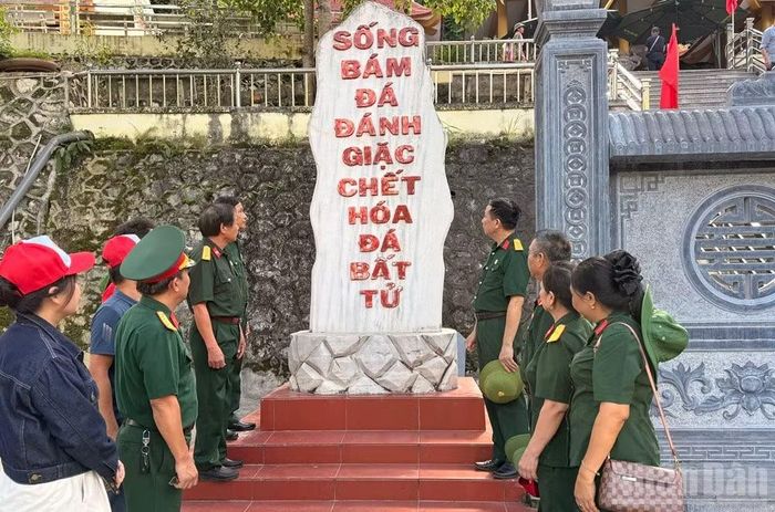 Bên Lời thề chiến sĩ mặt trận Vị Xuyên. (Ảnh: THANH SƠN)