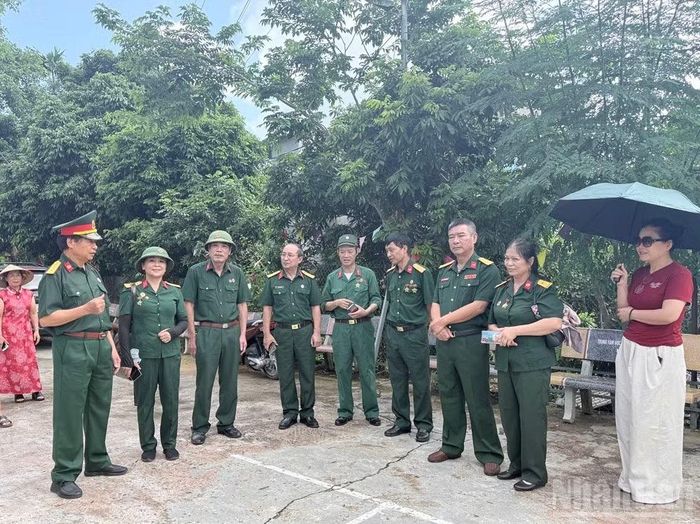 Đồng chí Hoàng Đức Vượng (bên trái ảnh) hồi tưởng về một thời phục vụ tại Quân y viện 93.
