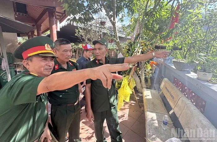 Đại tá Phạm Văn Huấn chỉ vị trí điểm cao 772 nơi từng trực tiếp cầm súng bảo vệ Tổ quốc.