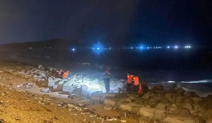 Lực lượng chức năng và người dân xuyên đêm tìm kiếm cháu trai bị mất tích khi tắm biển tại phường Sa Huỳnh.