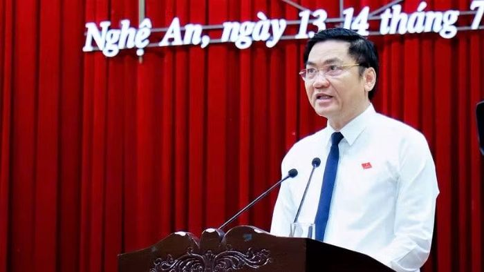 Đồng chí Hoàng Nghĩa Hiếu, Phó Bí thư Thường trực Tỉnh ủy, Chủ tịch Hội đồng nhân dân tỉnh Nghệ An phát biểu khai mạc Kỳ họp thứ 4.