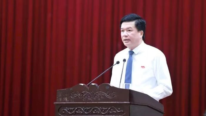 Đồng chí Nguyễn Đình Hùng, Phó Chủ tịch Thường trực Ủy ban Mặt trận Tổ quốc Việt Nam tỉnh Nghệ An trình bày báo cáo tại kỳ họp.