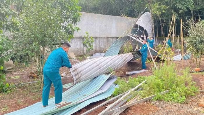 Lực lượng dân quân xã Thọ Sơn, thành phố Đồng Nai giúp gia đình ông Lê Văn Đẹp ở thôn Bù Lạch khắc phục hậu quả thiên tai.