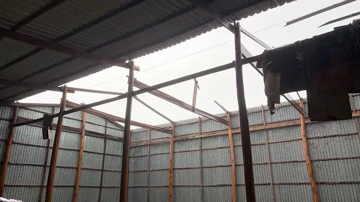Dông lốc làm tốc mái nhà dân ở xã Trung Hưng.