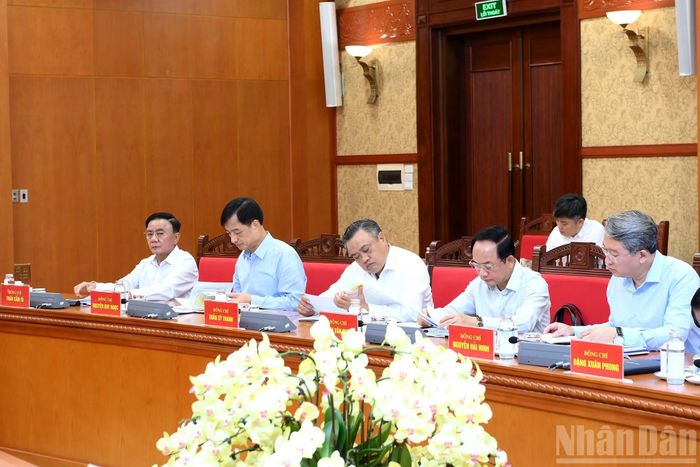 Thường trực Ban Bí thư Trần Cẩm Tú và các đồng chí lãnh đạo tham dự phiên họp.