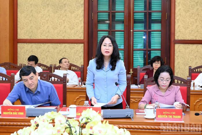 Bộ trưởng Văn hóa, Thể thao và Du lịch Lâm Thị Phương Thanh trình bày báo cáo tại phiên họp.