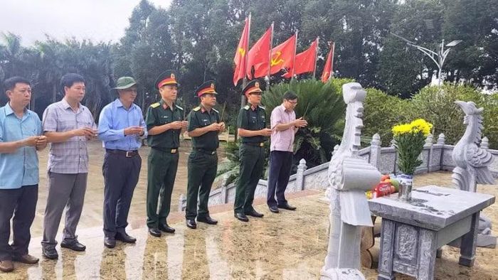 Đoàn công tác thắp hương tưởng niệm các Anh hùng, liệt sĩ tại Nghĩa trang Liệt sĩ Đức Cơ.