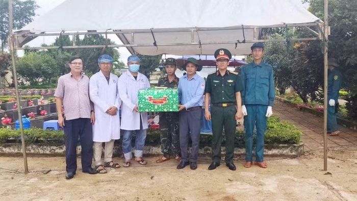 Đoàn công tác tặng quà, biểu dương tinh thần trách nhiệm của các lực lượng làm nhiệm vụ.
