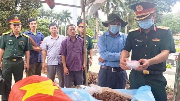Thiếu tướng Lương Đình Chung, Bí thư Đảng ủy, Chính ủy Quân khu 5 trực tiếp kiểm tra quy trình thu nhận mẫu sinh phẩm tại Nghĩa trang Liệt sĩ Đức Cơ.