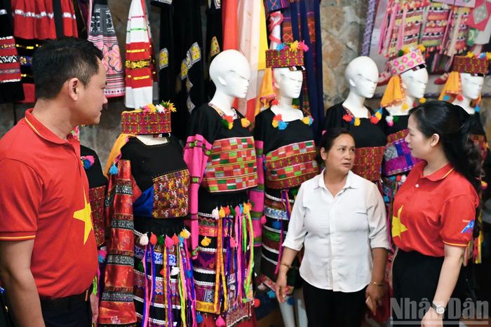 Tiếp nối các hoạt động kể trên, tại Làng văn hóa du lịch Lô Lô Chải, Ban tổ chức cũng triển khai nhiều tiết mục nghệ thuật phục vụ bà con nhân dân địa phương.