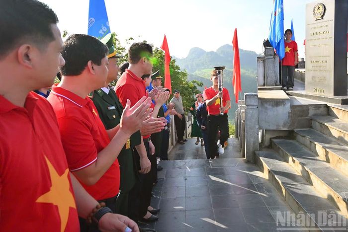Tại buổi lễ chào cờ đặc biệt này, đã diễn ra nghi thức chuyển giao ngọn đuốc Hành trình "Tôi yêu Tổ quốc tôi". Được rước từ thành phố Huế, ngọn lửa tượng trưng cho niềm tin, khát vọng cống hiến và sức trẻ Việt Nam.
